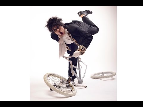 Alesya Gulevich - Hula Hoop Artist - Hoop La La - Comedy Unicycle (Demo, Street Performance)