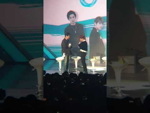 181220 0xfesta with exo 민석이가 찬열이에게 섹시하게