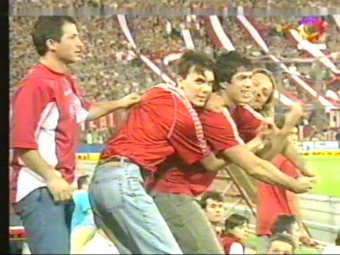 DiFilm - Hinchas de Independiente festejan triunfo contra Chacarita (2002)