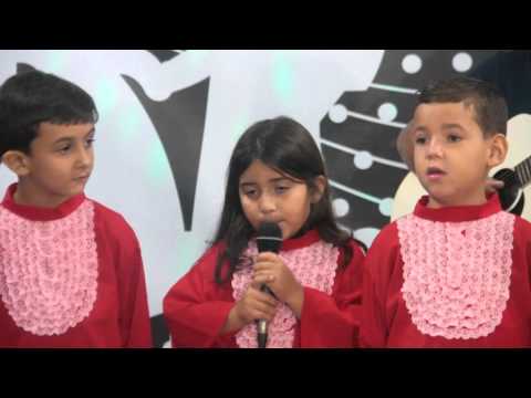 Maria Clara cantando na formatura ..