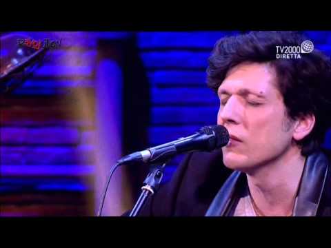 Revolution. Ermal Meta canta "Lettera a mio padre"