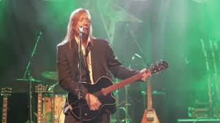 Tom Petty's Greatest Hits Live plays Learning To Fly
