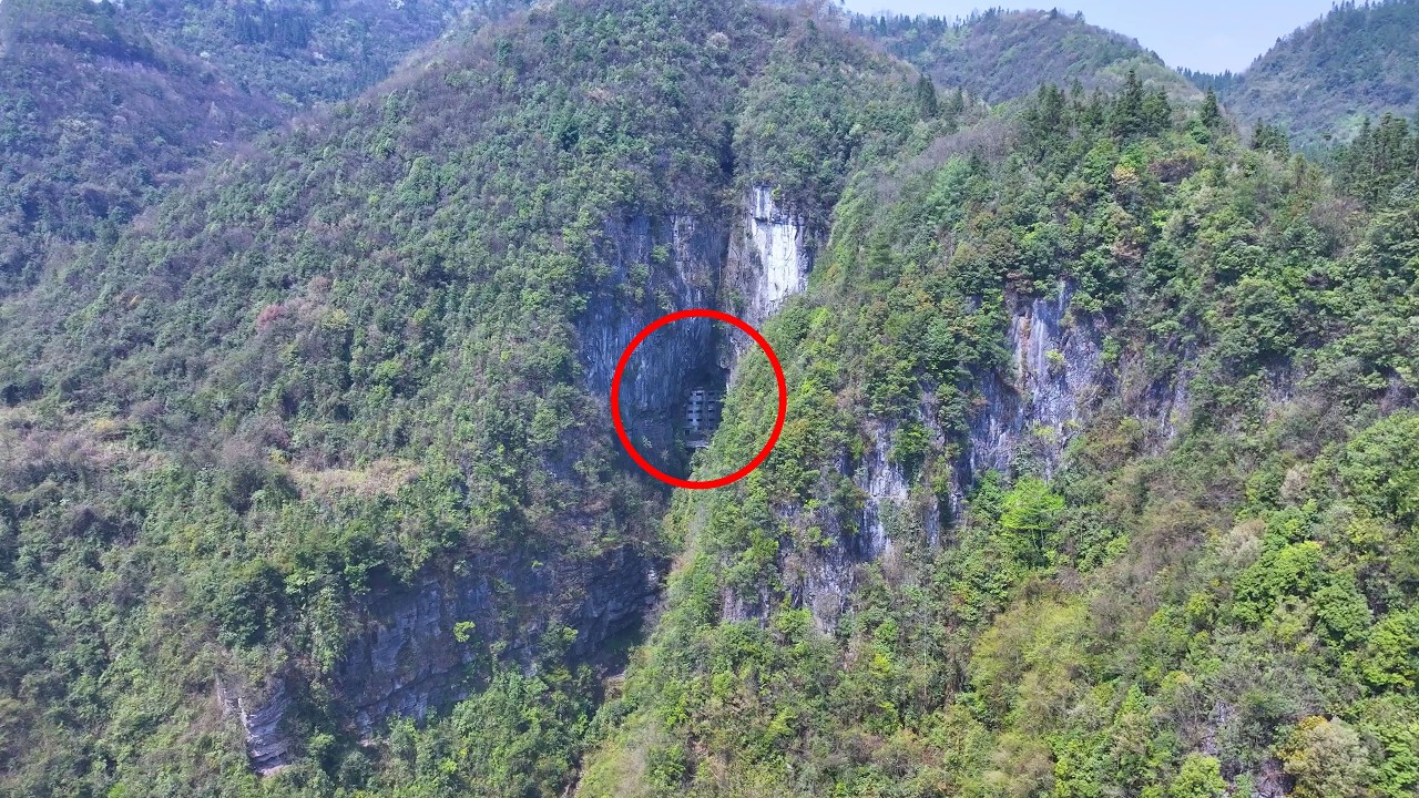 A mysterious building built in a cave was discovered in Guizhou