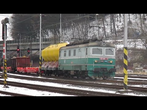 122.001 s nákladem projíždí Vsetín (2016) | Kolejový archív #84
