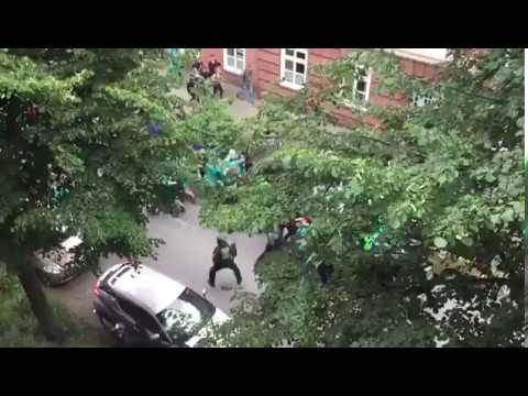 G20-Krawall: Polizisten stoppen Demonstranten