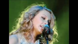 Taylorswift singing umbrella song during concert