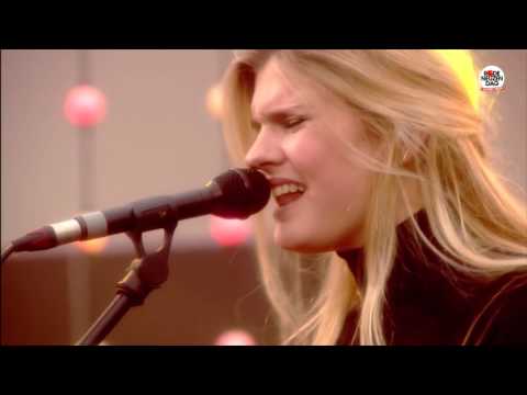 Rode Neuzen Dag: Emma Bale - Human (live bij Q)