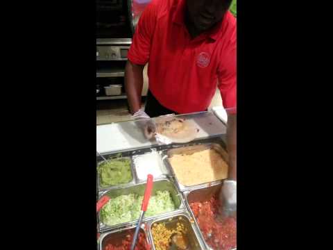 Consertar e enrolar burrito em 29 segundos no Moe's Sw Grill