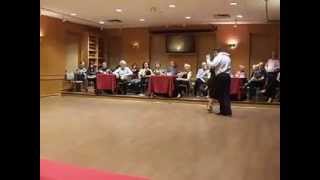 Isabella Szymonowicz y Claudio Strang bailan un tango.