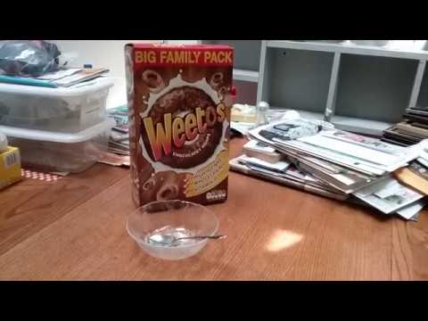 An American tries and reviews a British cereal weetos