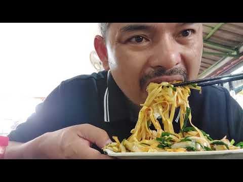 តោះញុាំគុយទាវឆាសាច់គោម្តង | Eating kuy teav chha with beef