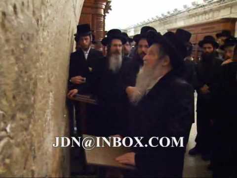 Nadvorna Rebbe @ the Kotel - Iyar 5770
