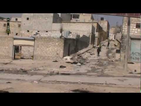 عبور مقاتلي لواء السلام من أحد الشوارع المرصودة من قبل قناصة قوات النظام في جبهة حي الشيخ سعيد في حلب