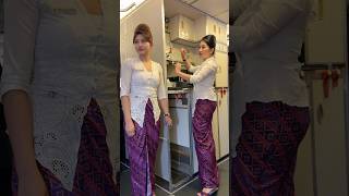 Download lagu Pramugari Cantik Batik Air Lagi Persiapan Buka Pintu Pesawat Airbus A330 mp3