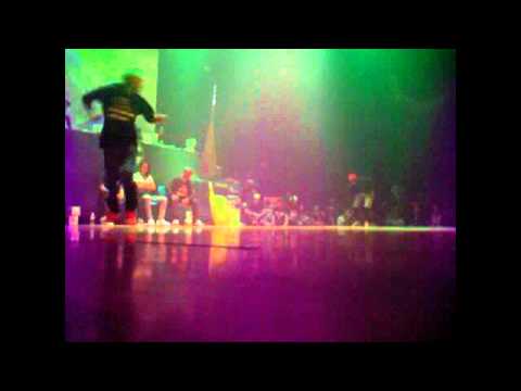 Batalha na Vila 2011 - Enock (Turma D'Raiz) VS Linoo (Gang'Style Tradicional)