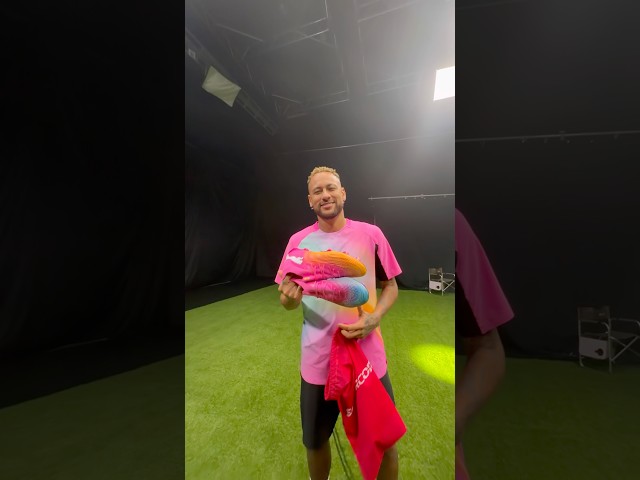 Vídeo relacionado con PUMA Future 9 Match MG - Tenis de fútbol Unisex, Color Rojo, Blanco, Negro y Plateado, Talla 8.5 de Reino Unido, Rojo Brillante Puma Blanco Puma Negro Puma Plata, 42.5 EU