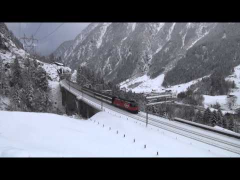 SBB Re 4/4 420 233 LION mit InterRegio Locarno - Basel in Wassen