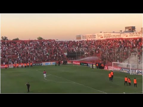 Los graves incidentes que protagonizaron los hinchas de Newell's y que obligaron a suspender el p...