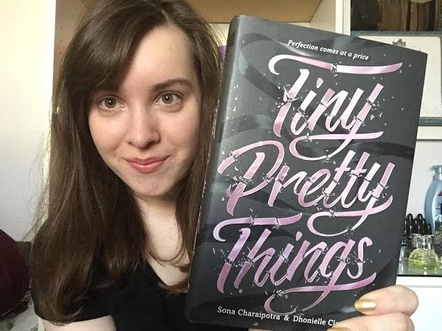 Vídeo relacionado con Tiny Pretty Things (edición en español) (Tiny Pretty Things 1): Dulces, perfectas, malvadas