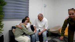 אגם ברגר נפגשת עם משפחתה (עדכוני משרד ראש הממשלה) - התמונה מוצגת ישירות מתוך אתר האינטרנט יוטיוב. זכויות היוצרים בתמונה שייכות ליוצרה. קישור קרדיט למקור התוכן נמצא בתוך דף הסרטון