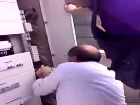 Elettricista barese si incazza mentre ripara un quadro elettrico.