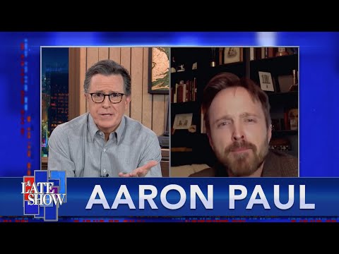 亞倫-保羅讓我們參觀了藏在他家裡面的小酒館。 (Aaron Paul Gives Us A Tour Of The Speakeasy Hidden Inside His Home)