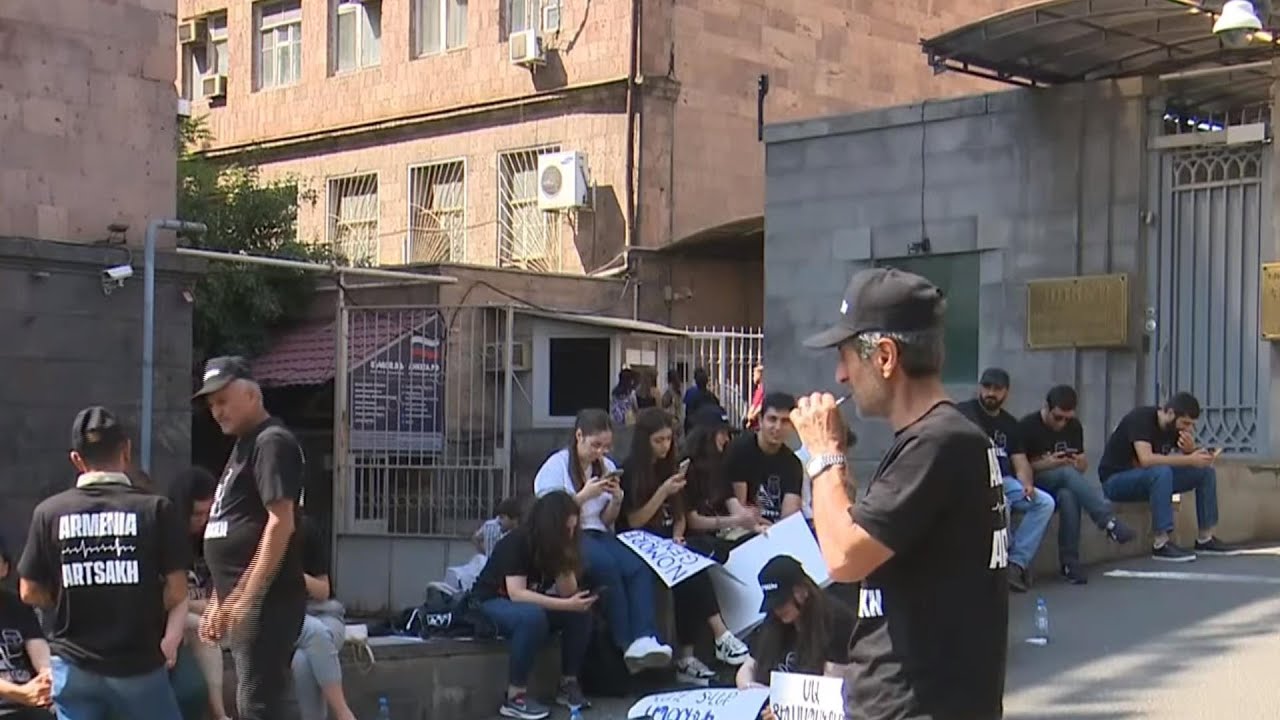 #Ուղիղ․ «SOS Artsakh»․ 24 ժամյա նստացույց դեսպանությունների առջև