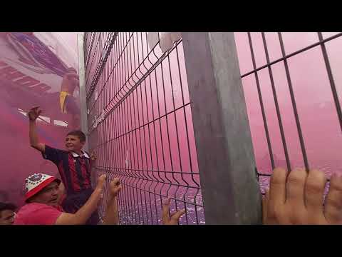 "ENORME RECIBIMIENTO DE LA MEJOR HINCHADA DEL PARAGUAY ðŸ‡µðŸ‡¾CERRO PORTEÑO VS OLIMPIA(LA NUEVA OLL" Barra: La Plaza y Comando • Club: Cerro Porteño