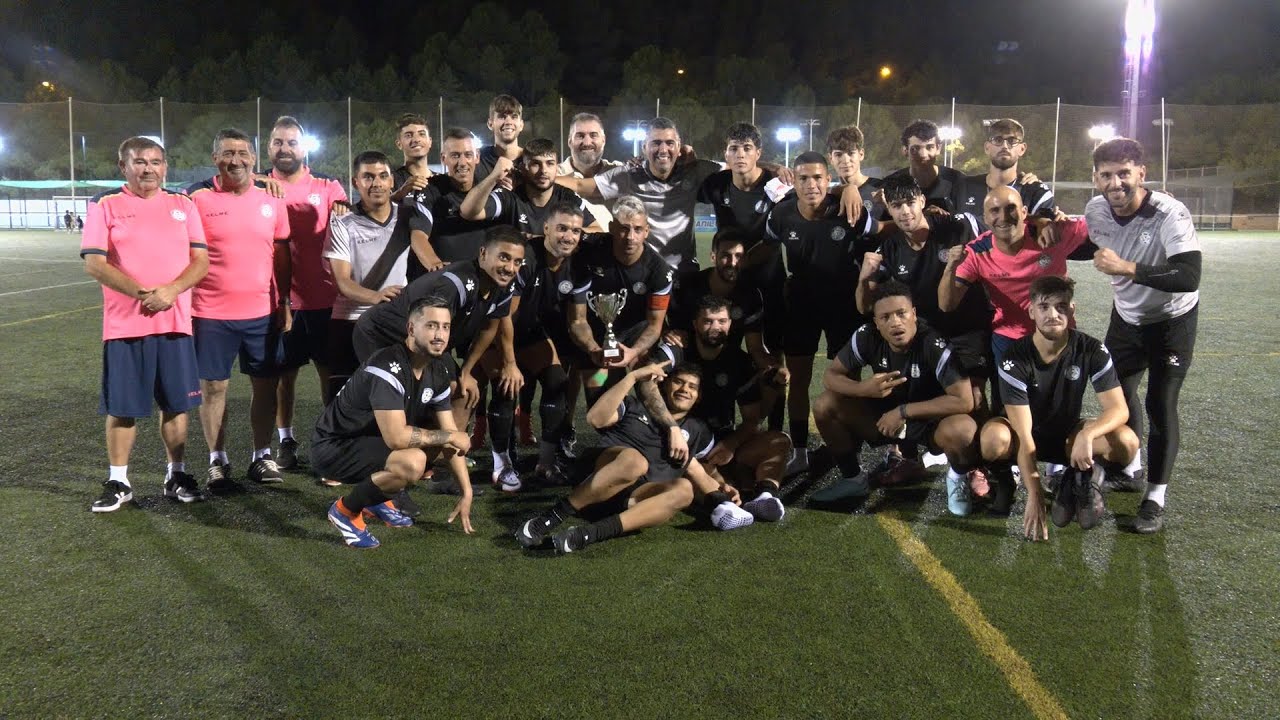 La Unión Manilva CF levanta el Trofeo de la Vendimia.