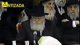 ניגון ראש חודש כסלו בהתוועדות כ"ק אדמו"ר הרבי מליובאוויטש - התמונה מוצגת ישירות מתוך אתר האינטרנט יוטיוב. זכויות היוצרים בתמונה שייכות ליוצרה. קישור קרדיט למקור התוכן נמצא בתוך דף הסרטון