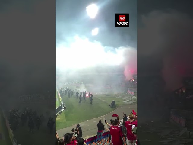 Jogo do Flamengo na Libertadores é paralisado por falta de segurança | CNN ESPORTES