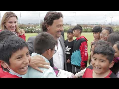 Sáenz entregó tablets a alumnos que visitan Salta por primera vez del paraje Cerro Negro, La Poma