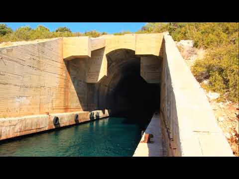 Submarine bunker and tunnel in Croatia VIS Tunel na łodzie podwodne z czasów II Wojny Światowej