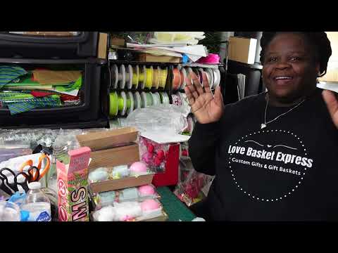 DIY Inexpensive Gifts Using Only 2 Items #giftbasketideas #diygiftbaskets #giftideas 