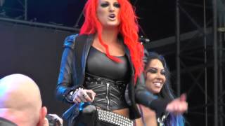 Butcher Babies - Igniter & The Mirror Never Lies (Live @ Graspop 2015)