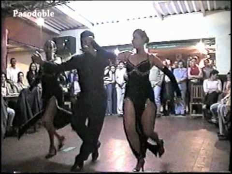 Edgar Berrio Con Las Gemelas bailando Pasodoble.mpg