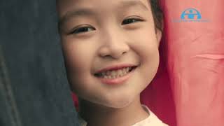 Đội mũ cho con, trọn tình cha mẹ