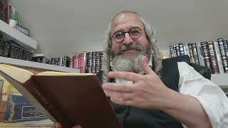 שיעורים קצרים הכנה לאורות ימי הפורים תשפ"ו – ביידיש –  6 – ע"פ אוצר היראה – תשובת השנה פורים אות לג (הרב מוטה פראנק) - התמונה מוצגת ישירות מתוך אתר האינטרנט יוטיוב. זכויות היוצרים בתמונה שייכות ליוצרה. קישור קרדיט למקור התוכן נמצא בתוך דף הסרטון