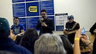 Danny Gokey singing "Be Somebody"