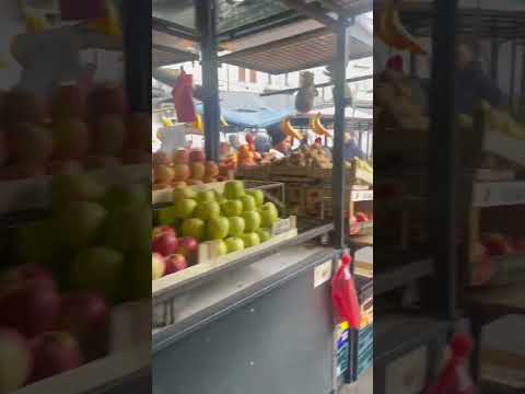 Kalenic Green Market (saindo da seção de produtos agrícolas) - Belgrado, Sérvia