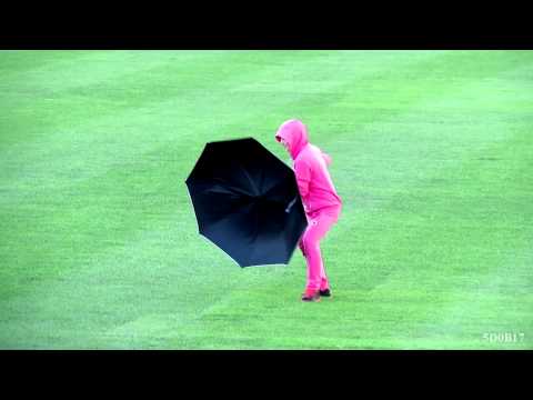 [130903] Teen Top Ricky and his umbrella, its cute ^^ (Idol Star Athletics Championship)