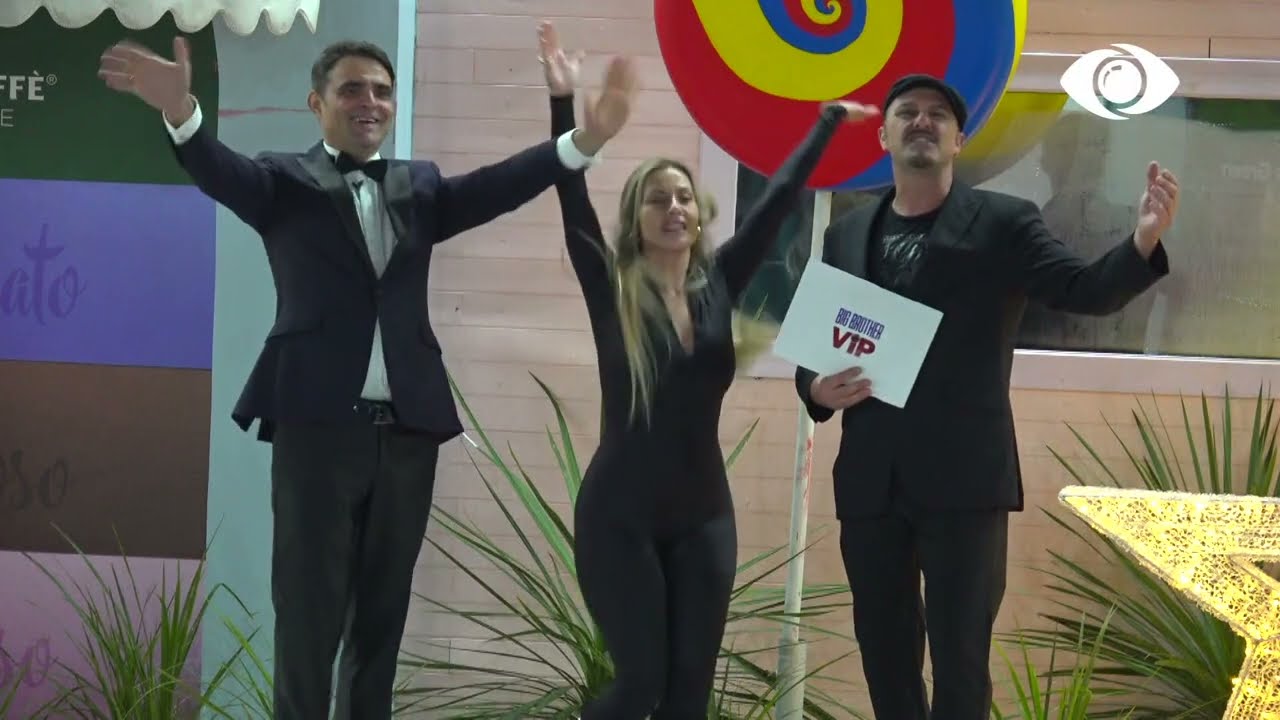 Nis spektakli i fundvitit, Armaldo këndon një këngë operistike