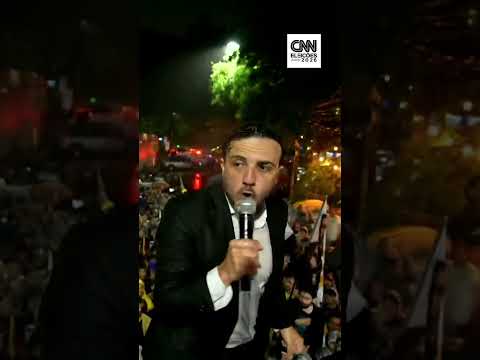 Renan Santos faz protesto em frente à Globo após cancelamento de debate