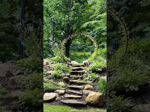 jardin sur plusieurs niveaux -coin-lounge-canapés-jardin-parasol-coin-repas-haie-vivante