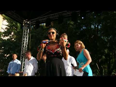 Tóth Gabi megszegi a kenyeret koncert előtt Várkert Bazár Magyar ízek utcája 2023. 08. 20,