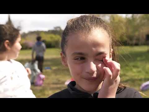 En participant au projet Uzès, chemins de danse à l’école, les enseignant.e.s et leurs élèves s’inscrivent dans un parcours artistique sur toute l’année et expérimentent, par la pratique de la danse, des ateliers du regard et une sortie au spectacle, la rencontre avec des œuvres, des artistes et leurs processus de création. En 2022-2023, le projet était porté par Petite foule Productions autour du spectacle Le Tir Sacré. Film réalisé lors de la sortie au spectacle Le Tir Sacré le jeudi 6 avril 2023 au Pont du Gard. Avec le soutien de la Direction des services départementaux de l'Éducation nationale du Gard, de la Drac Occitanie / Pyrénées-Méditerranée. Remerciements à Pascale Henry et Françoise Maurin, conseillères pédagogiques départementales, chargées du développement de l'art-danse. Réalisation : 4 Œil Production / Laurent Haubin et Peter Le Tron La Maison danse Uzès Gard Occitanie Centre de Développement Chorégraphique National - 2023
