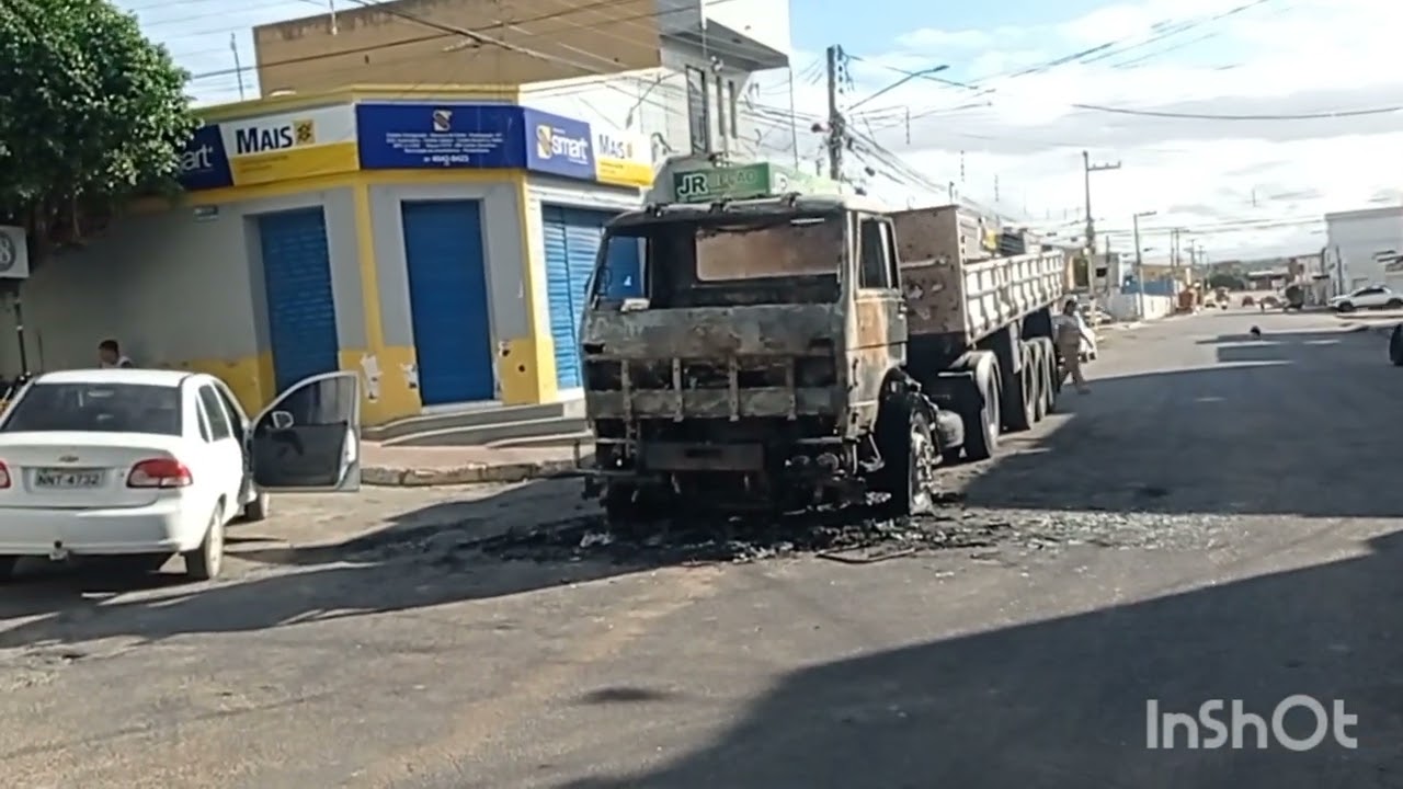 TUDO INDICA QUE FOI UM MAL CONTATO NA PARTE ELÉTRICA,CARRETA PEGA FOGO NO CENTRO DE TRINDADE-PE.