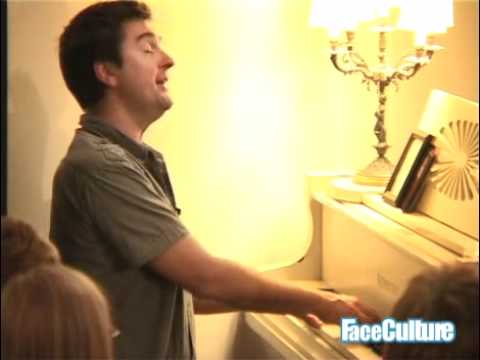 Paul de Munnik speelt een Mooi Liedje tijdens Live in the Living