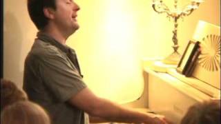 Paul de Munnik speelt een Mooi Liedje tijdens Live in the Living