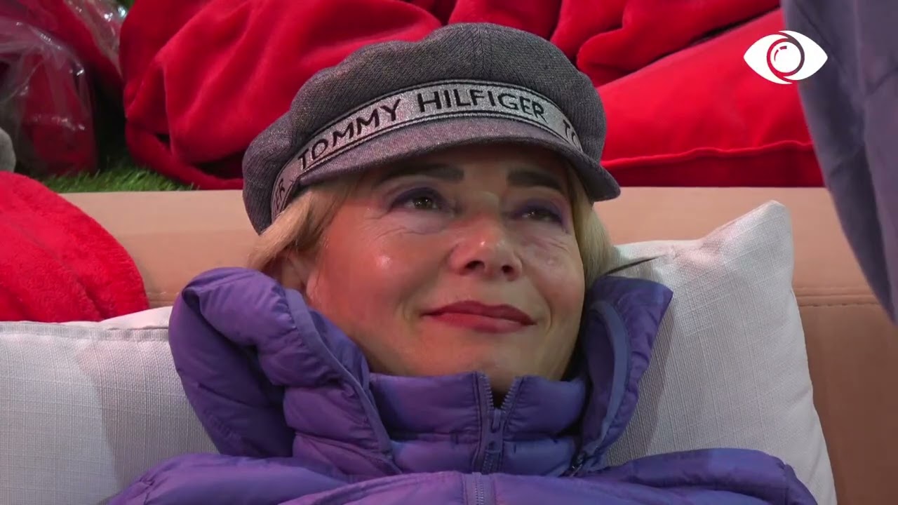 Eva në lot, Shpati e përqafon dhe i bën kafe